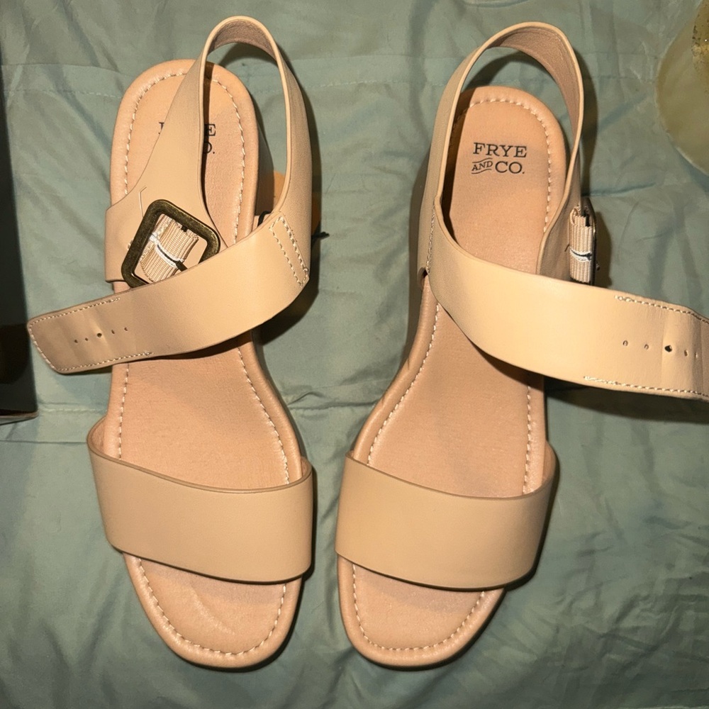 FRYE AND CO. Tan Sandals with Adjustable Straps